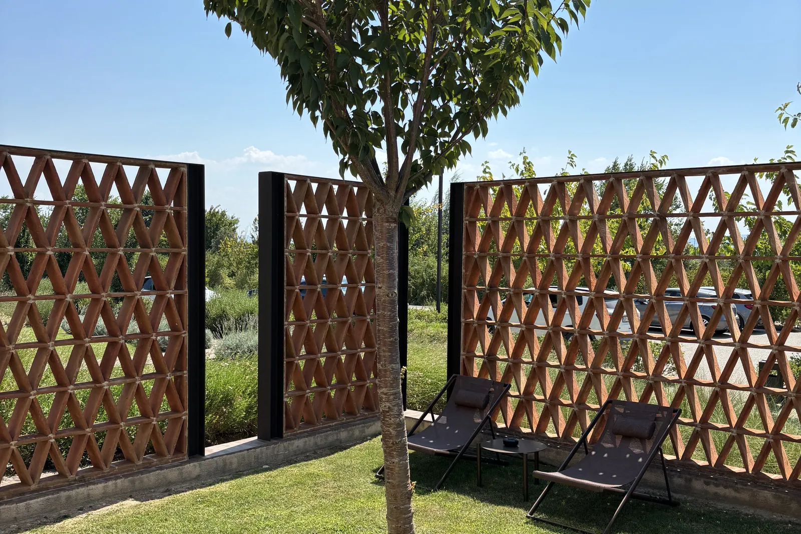 Grand sujet installé dans un jardin